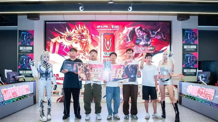 T1全员抵达柏林备战S15LOL全球总决赛，Faker神态轻松